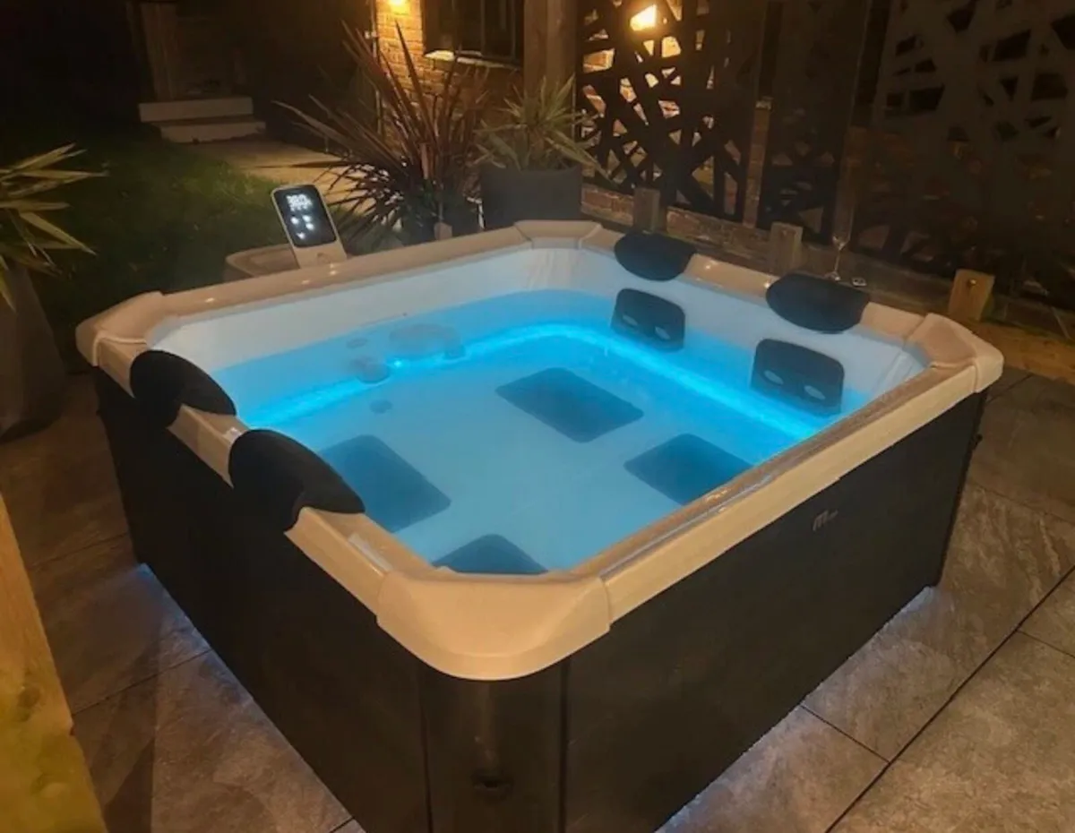 Free Delivery - New 6 Person Hot Tub - Image 2