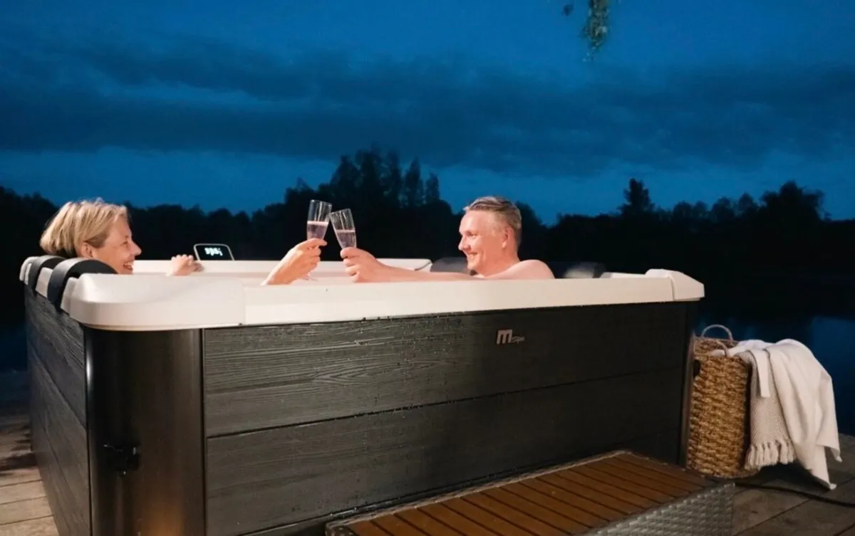 Free Delivery - New 6 Person Hot Tub - Image 3