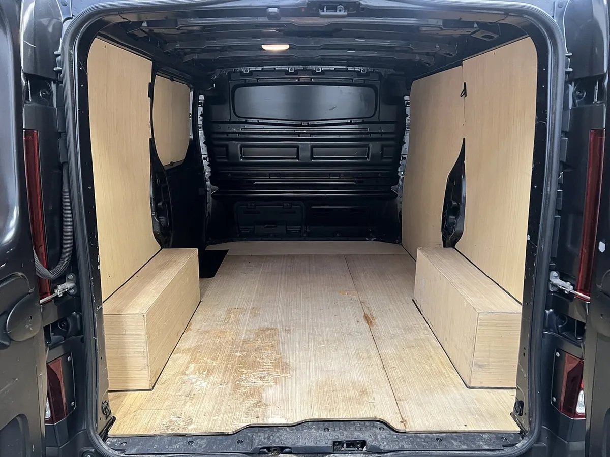 2023 Renault Trafic Panel Van - Image 2
