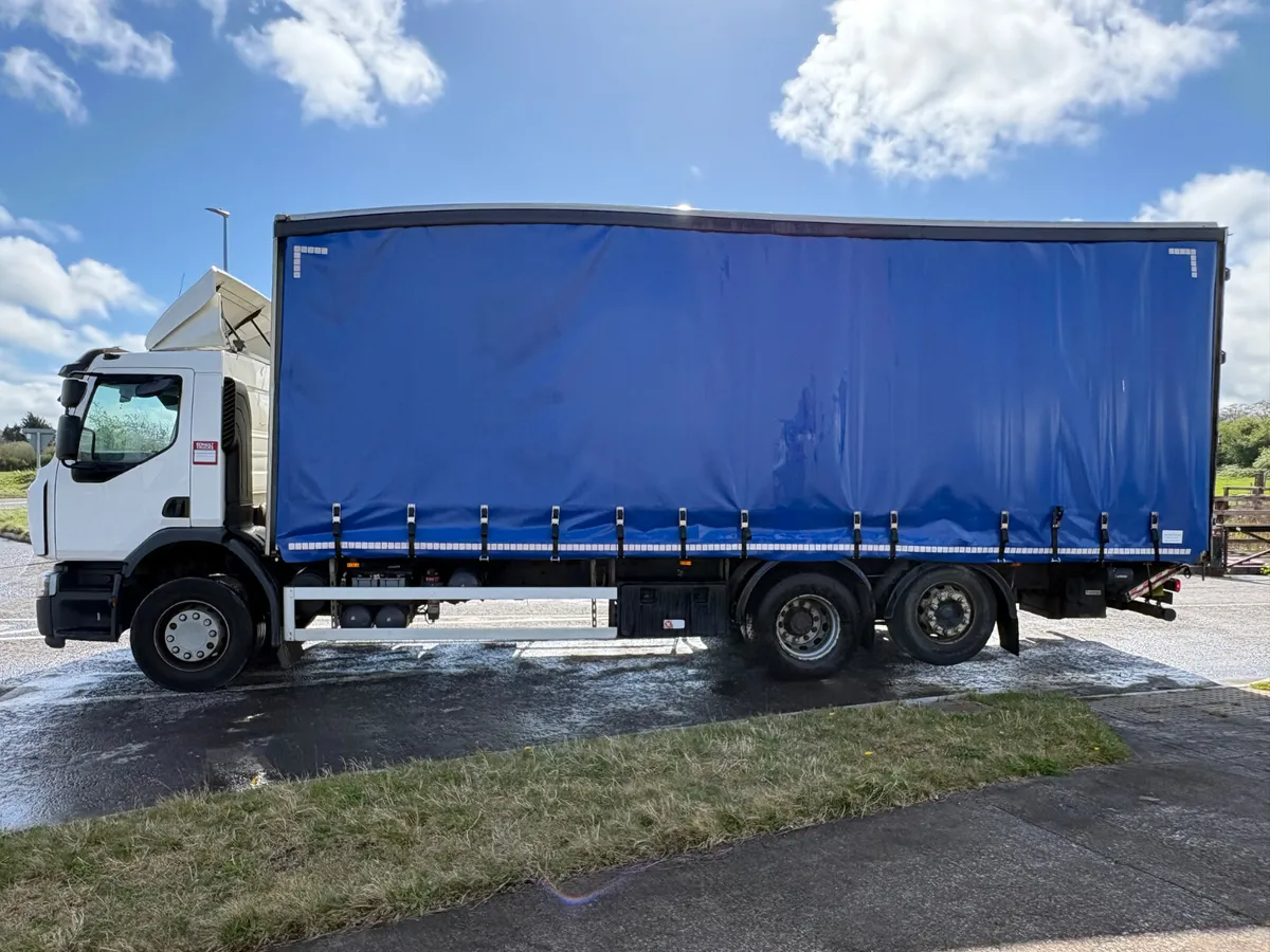 Renault 6x2 Curtain - Image 4