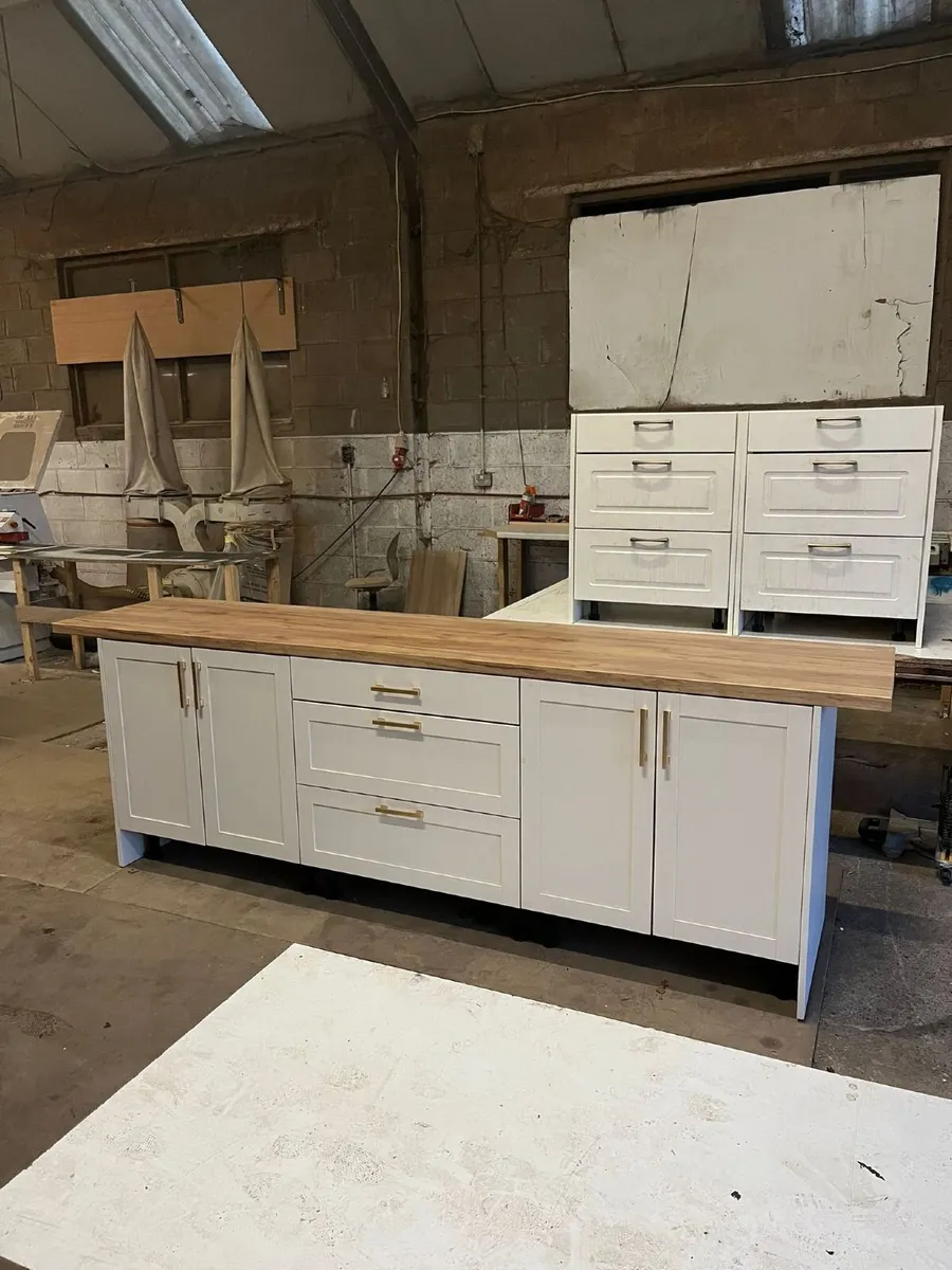 Kitchen Island - Image 1