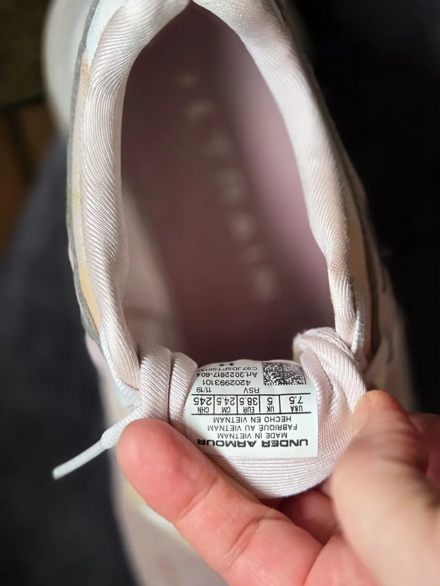 Running Shoes Undrer Armour UK5 - Image 2