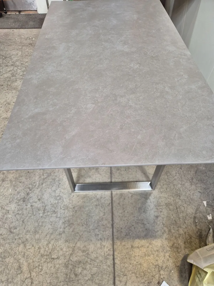 Dining table - Image 2