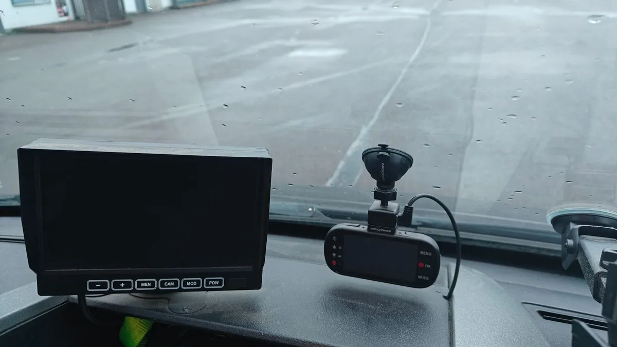 Volkswagen Crafter Tail Lift Van 2016 - Image 2