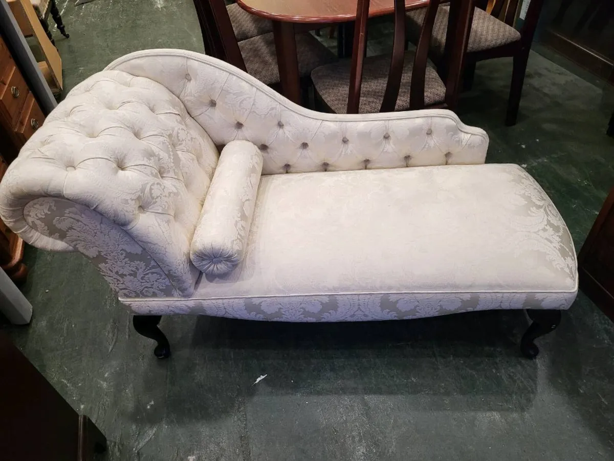 Beautiful Chaise Lounge - Image 3