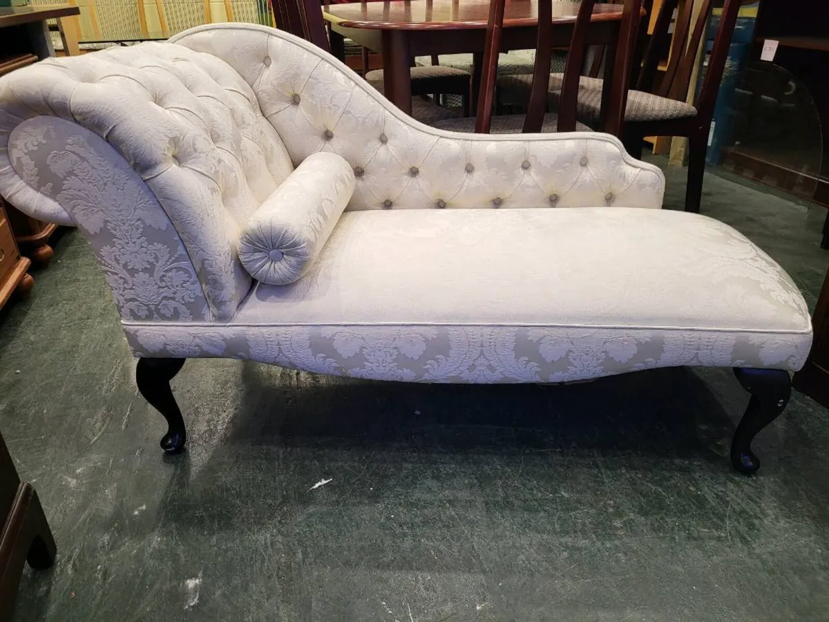 Beautiful Chaise Lounge - Image 4