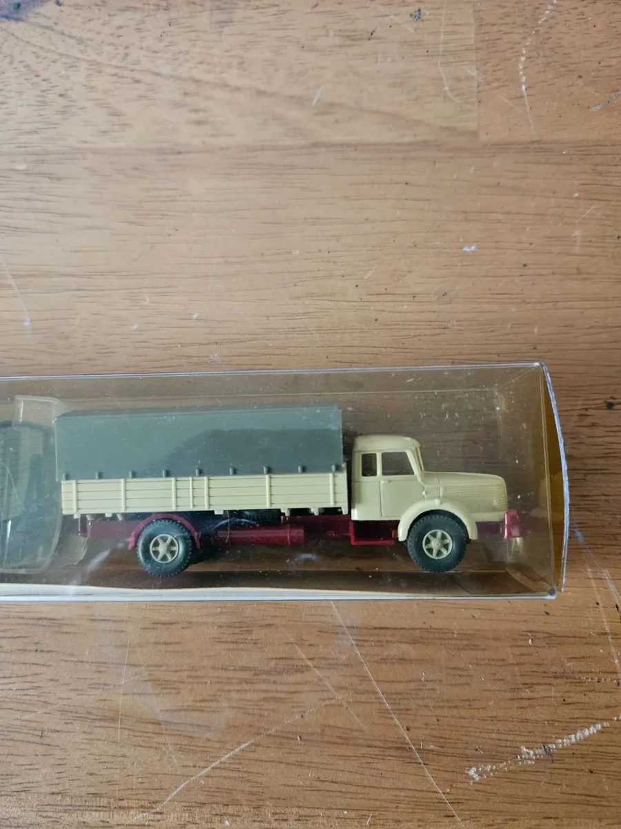 Hornby Wiking 1.87 scale Mercedes Truck - Image 2