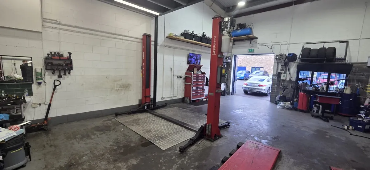 2 post lift - Image 1