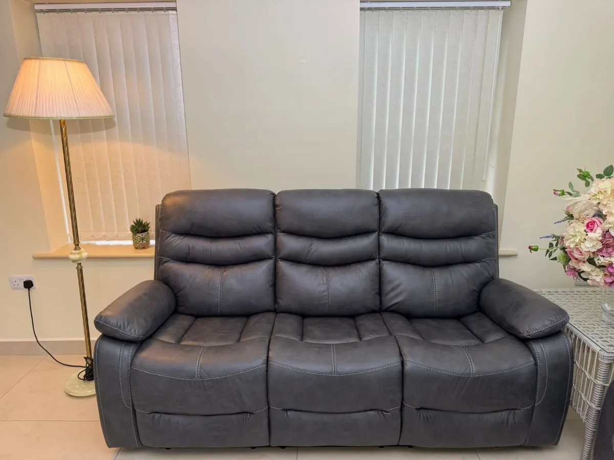 Recliner sofa - Image 1
