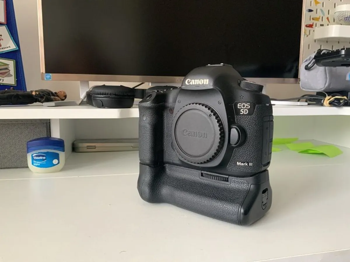 Canon 5D Mark lll  -  Mint condition -   Only 15k Shutter - With Original BG - E11 Grip - Image 1