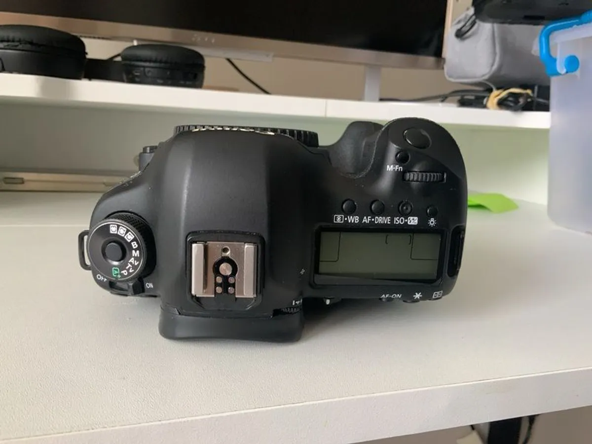 Canon 5D Mark lll  -  Mint condition -   Only 15k Shutter - With Original BG - E11 Grip - Image 2