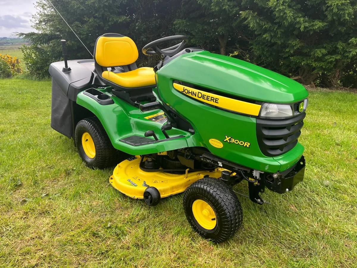 John deere hydrostatic ride on lawnmower - Image 1