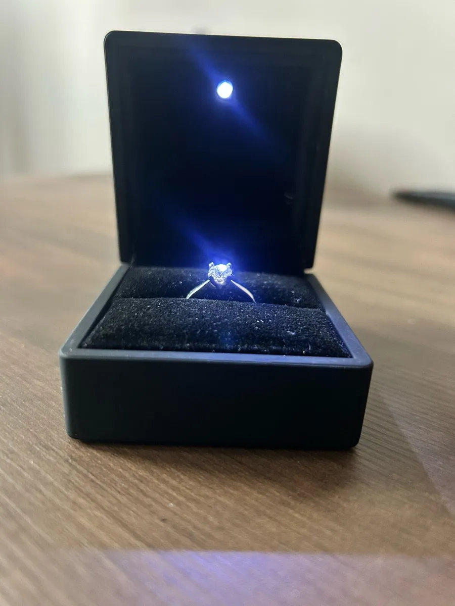 PT950 Solitaire round Diamond engagement ring - Image 1