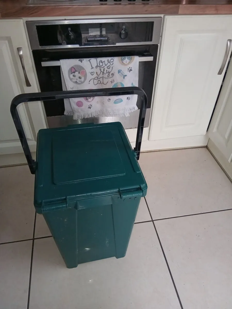 3 BINS & 5 CRATES - Image 4