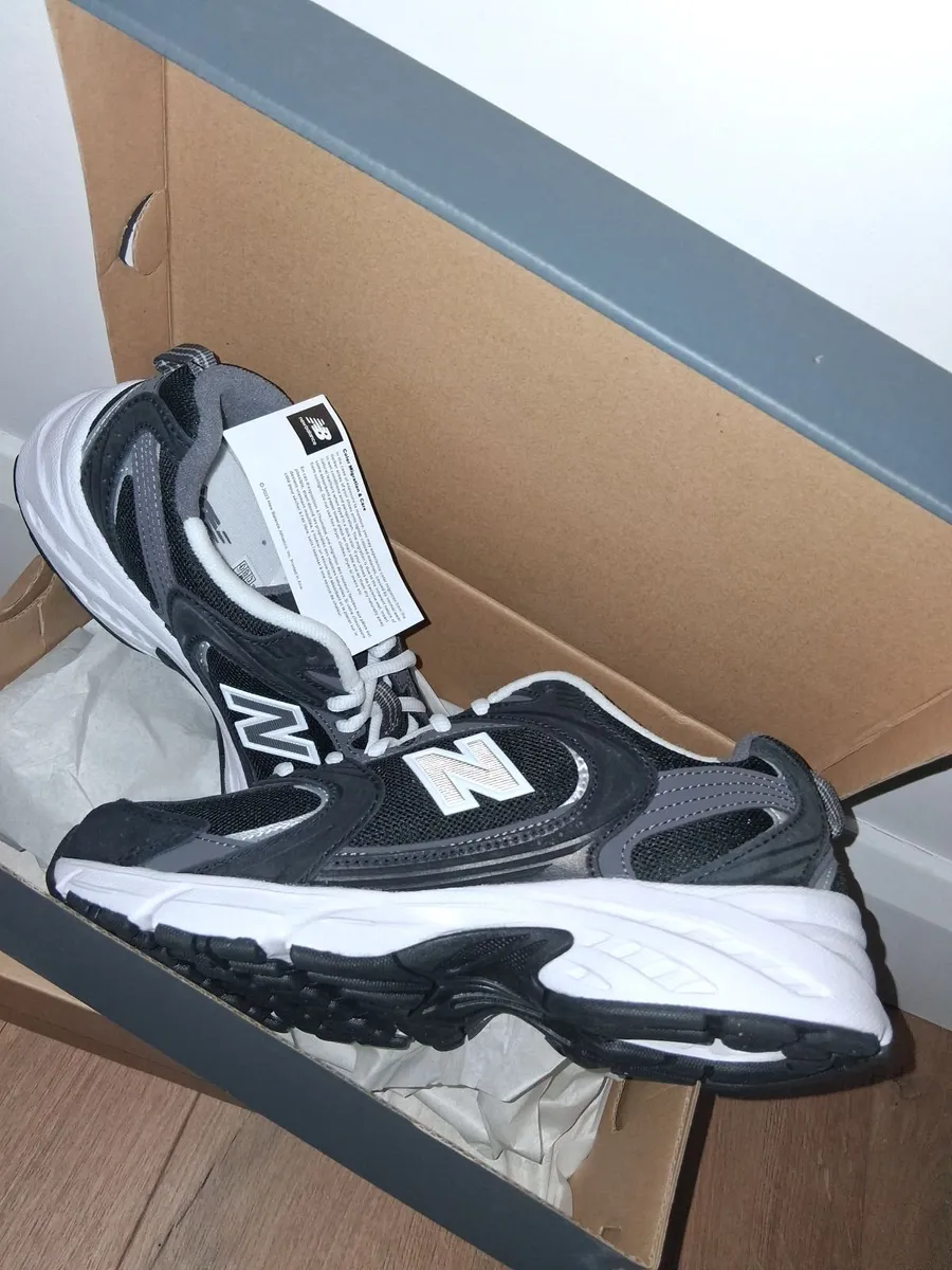 Mens Asics Trainers / Womens New Balance Trainers - Image 1