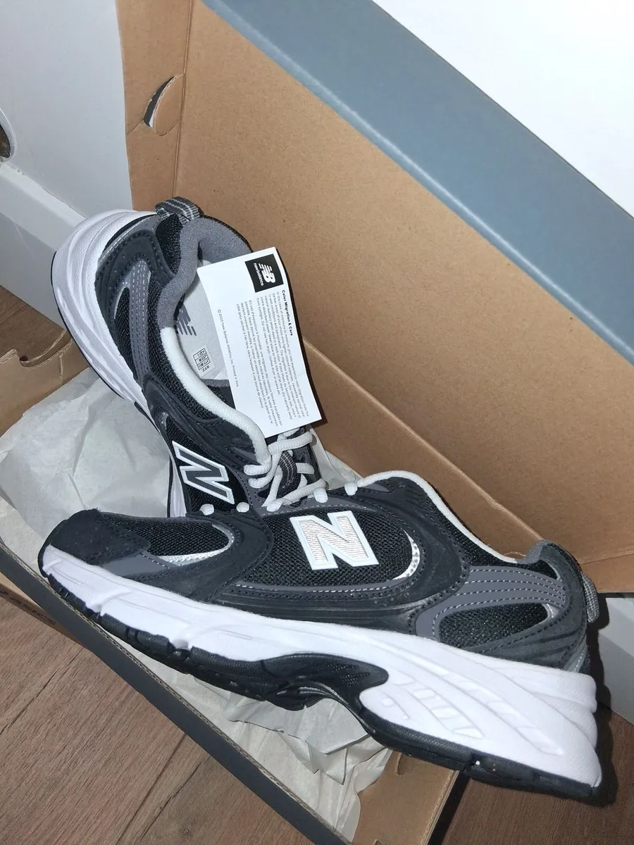 Mens Asics Trainers / Womens New Balance Trainers - Image 4