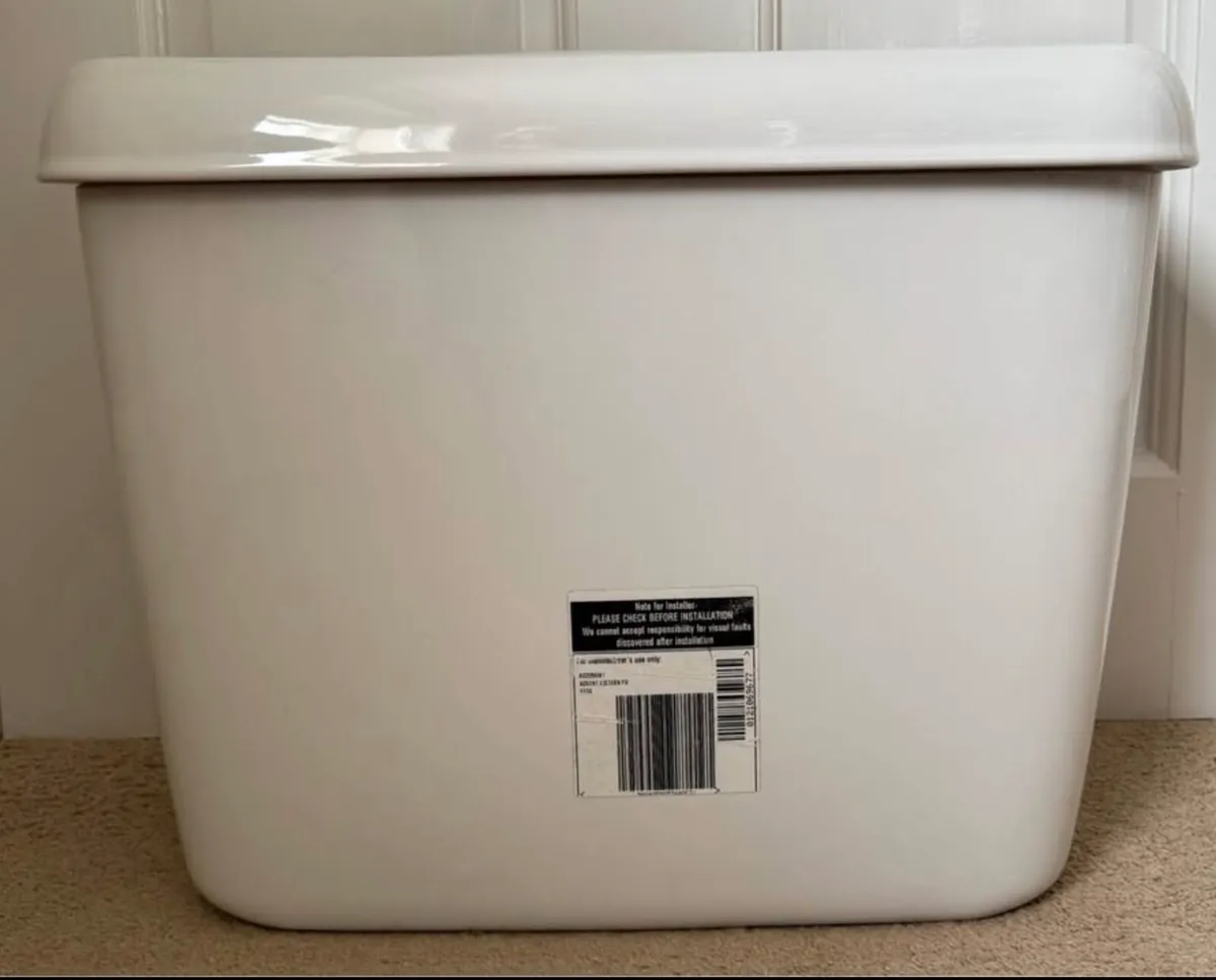 Toilet, cistern with fittings - Image 1