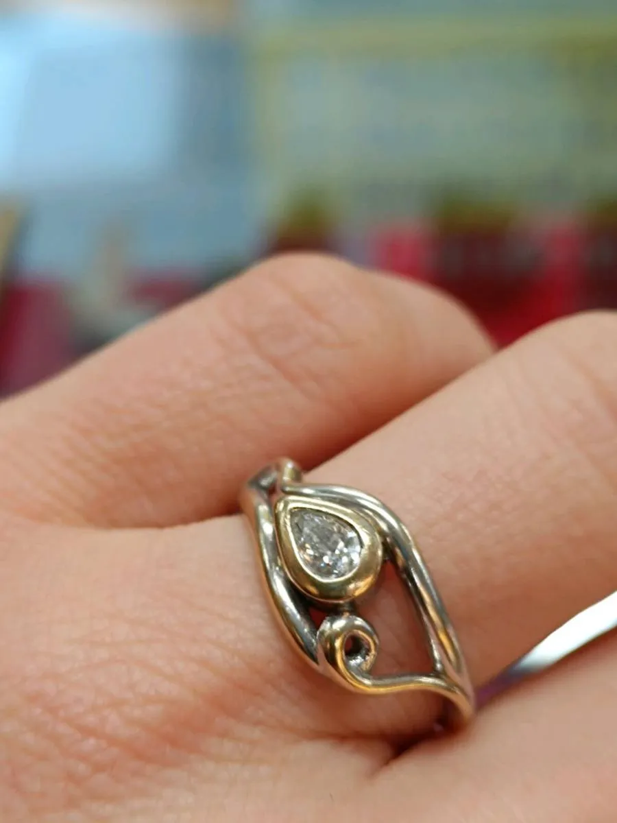 18k Gold Drop Shaped Diamond Ring, Contemporary - Image 2