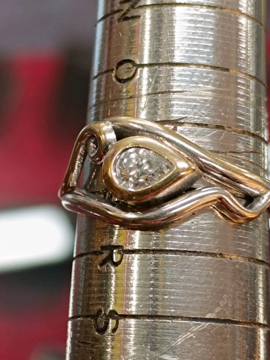 18k Gold Drop Shaped Diamond Ring, Contemporary - Image 3