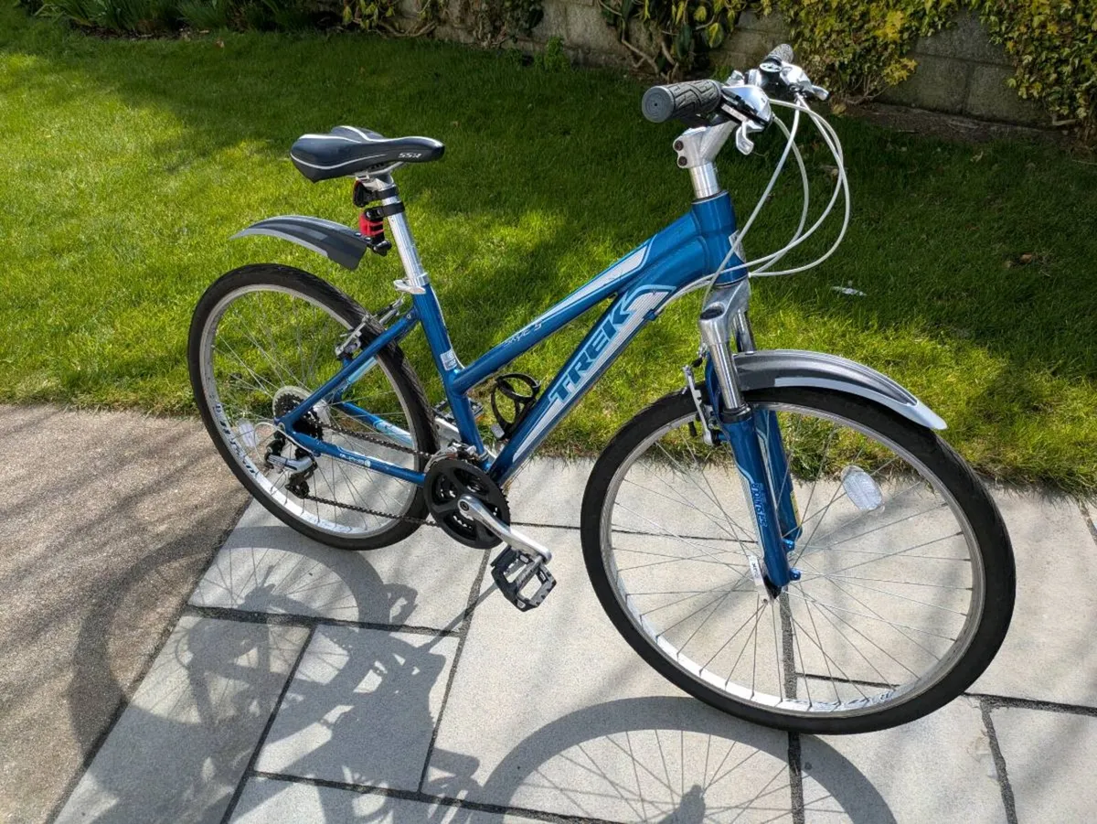 Small adults/teen Hybrid Trek bike - Image 1