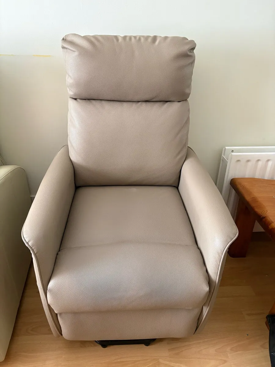 Electric riser recliner armchair - Image 3
