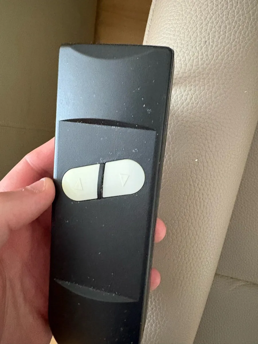 Electric riser recliner armchair - Image 4