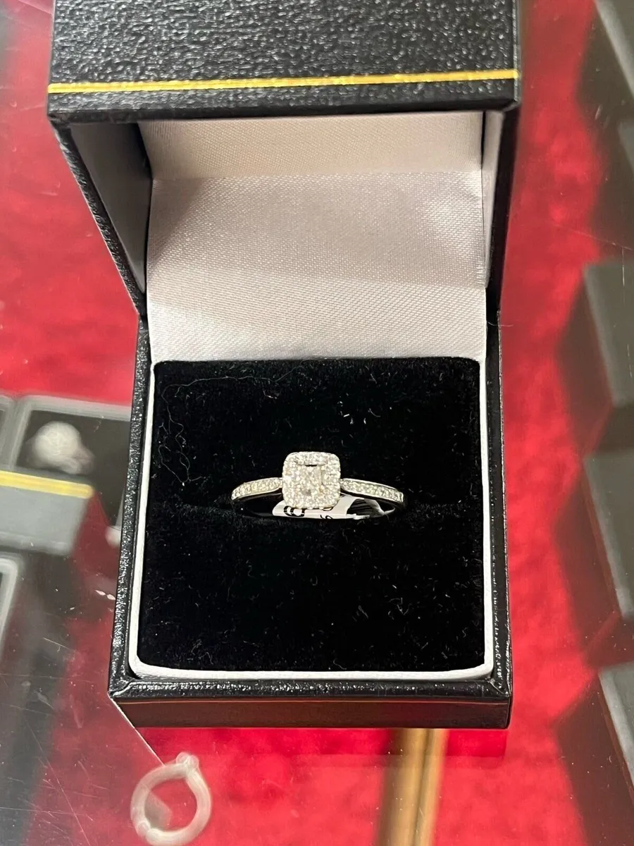 9k white gold diamond ring - Image 1