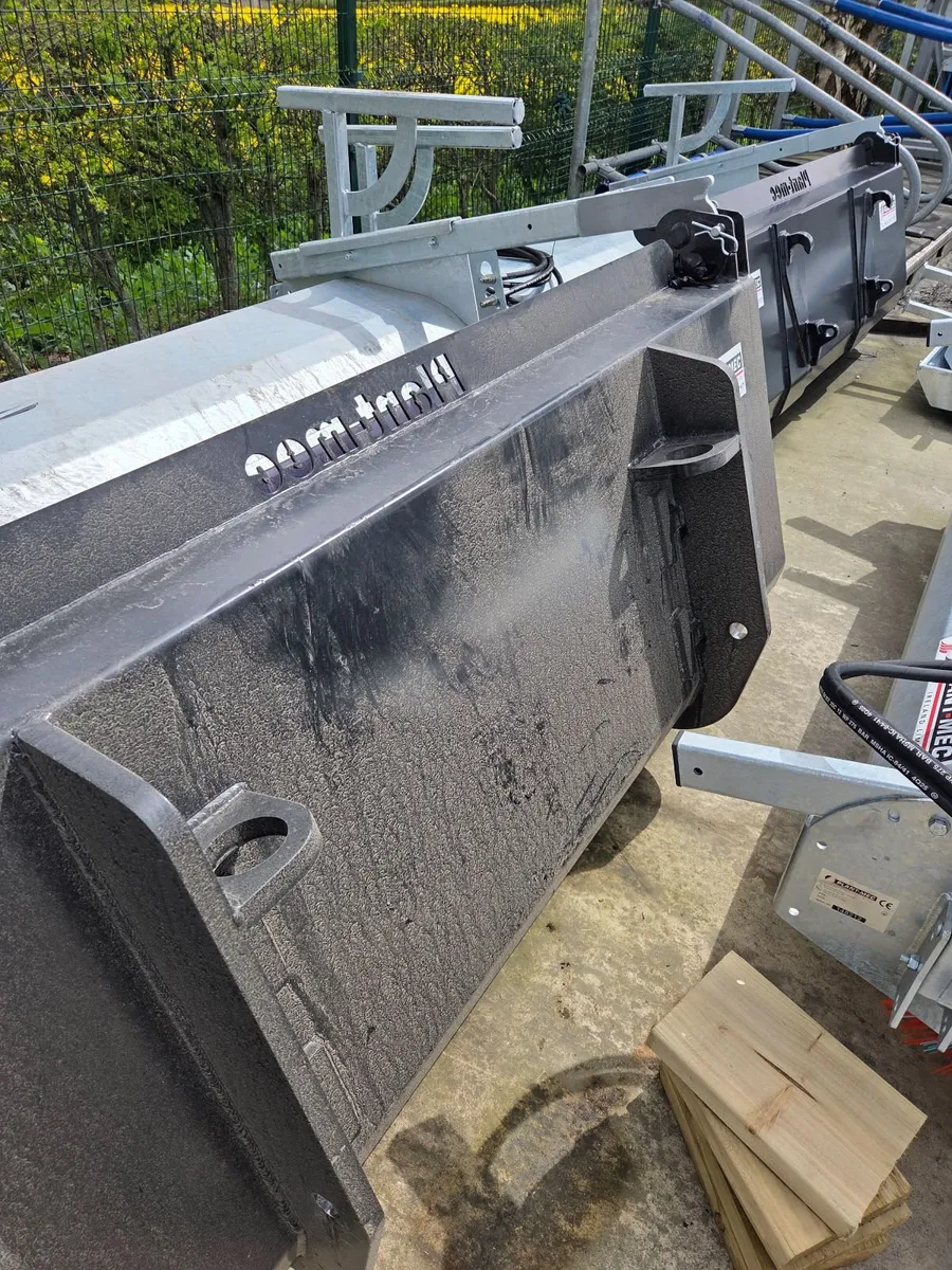 Buckets + Brushes  with Euro + Pin + Cone brackets - Image 3