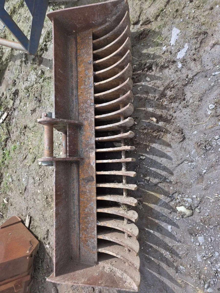 Digger 6ft 6 stone rake for 65mm pin - Image 1