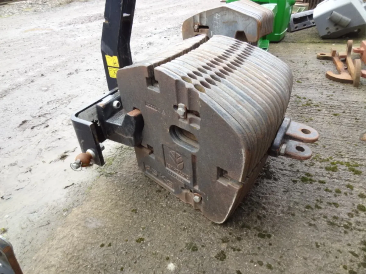 New Holland 3 Point Linkage Weight Set an Tow Eye - Image 3