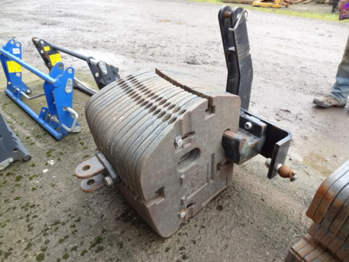 New Holland 3 Point Linkage Weight Set an Tow Eye - Image 1