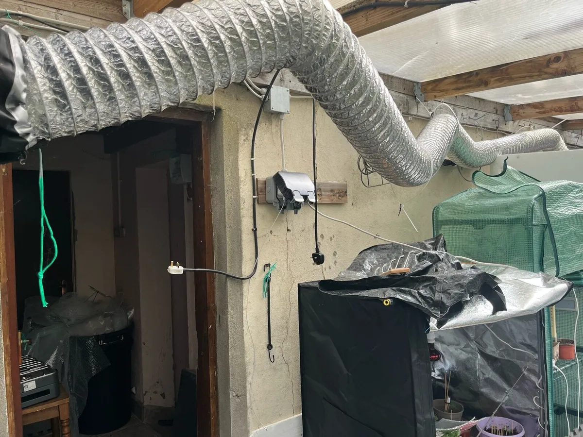 Large grow tent centra lights fan and auto pot - Image 1