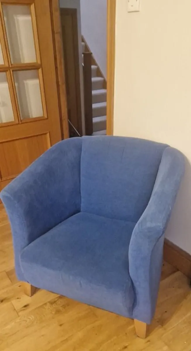 Wave sofa and two tub chairs - Image 2