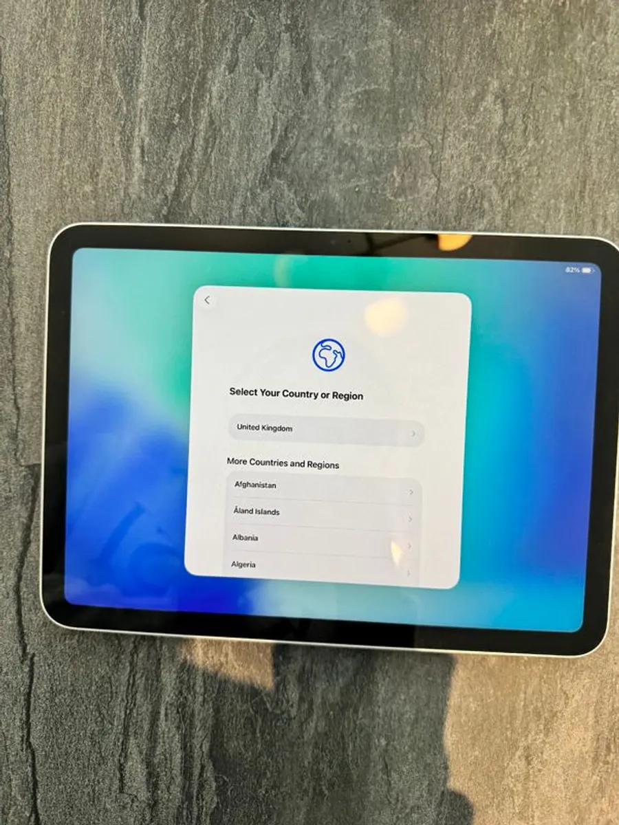 iPad 10th Gen A2696 Like New  Boxed  Used Once - Image 4