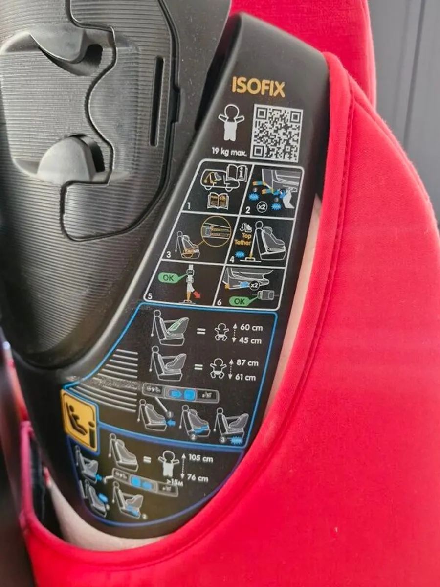 Maxi Cosi Axissfix Plus 360 car seats - Image 4