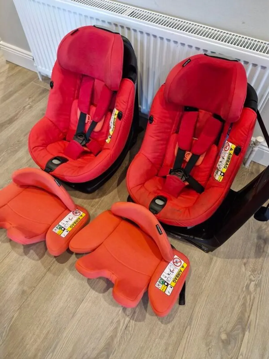 Maxi Cosi Axissfix Plus 360 car seats - Image 1