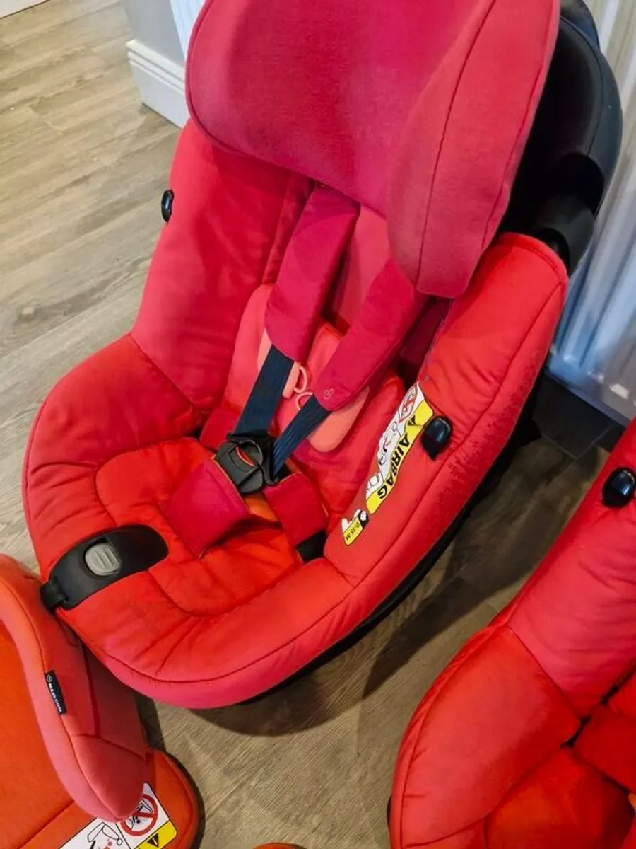 Maxi Cosi Axissfix Plus 360 car seats - Image 2