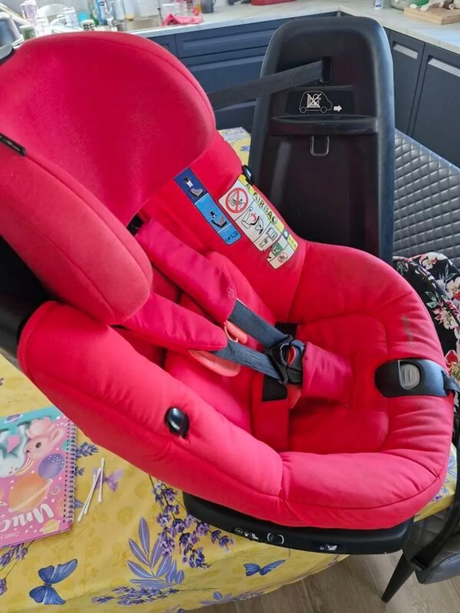 Maxi Cosi Axissfix Plus 360 car seats - Image 3