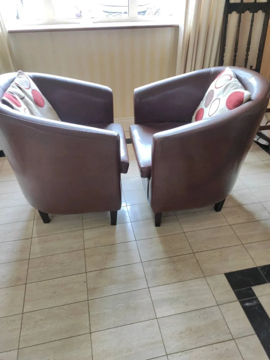 Matching leather chairs - Image 4