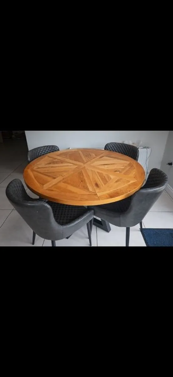 Round table and four chairs/ as new - Image 1