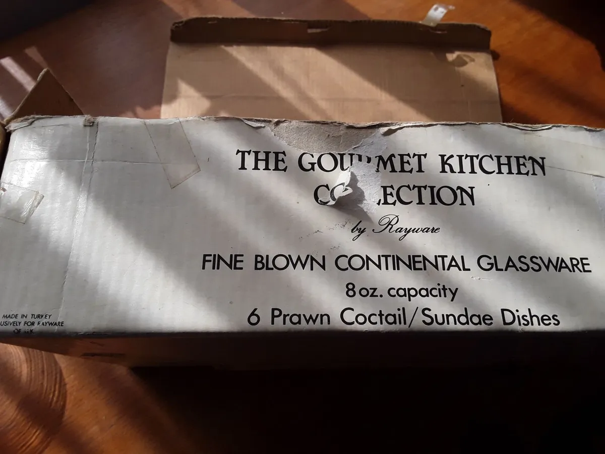 Vintage glassware in box - Image 4