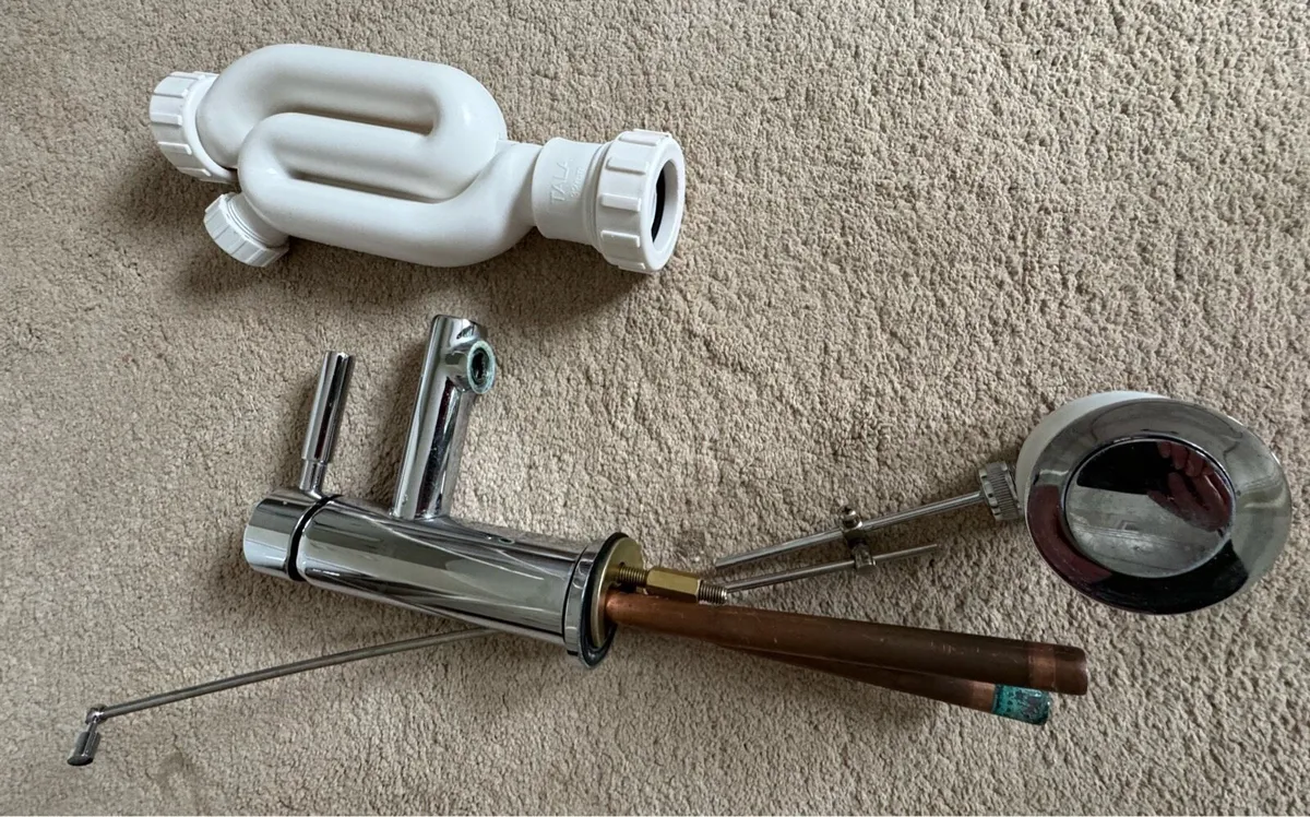 Wash Basin, cistern and fittings - Image 2