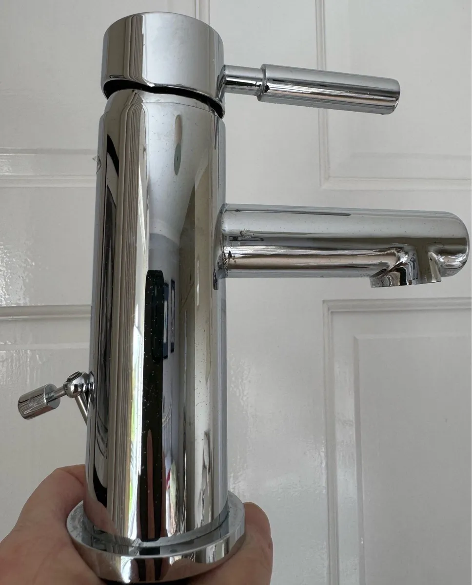 Wash Basin, cistern and fittings - Image 3