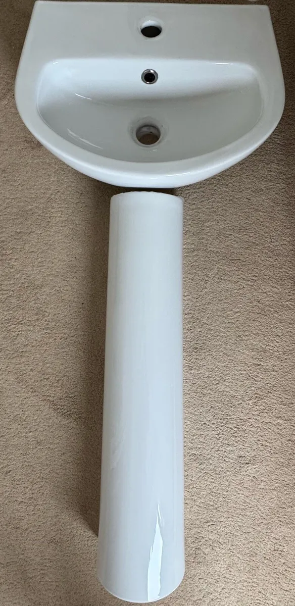 Wash Basin, cistern and fittings - Image 1