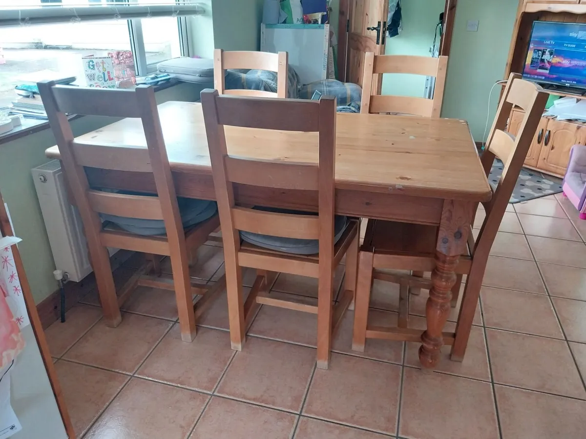 Table &chairs - Image 1