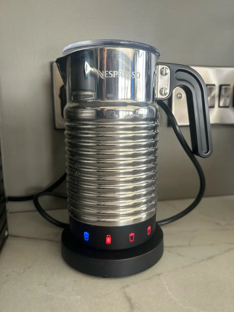 Nespresso coffee machine with milk frother - Image 4