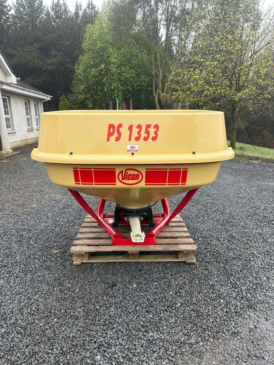 Vicon 1354 Fertliser Sower 1350kg Hydraulic Shut - Image 1