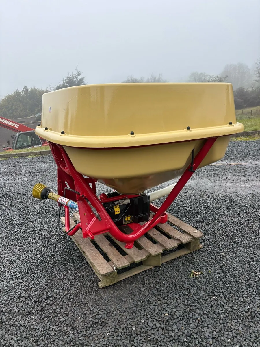 Vicon 1354 Fertliser Sower 1350kg Hydraulic Shut - Image 4