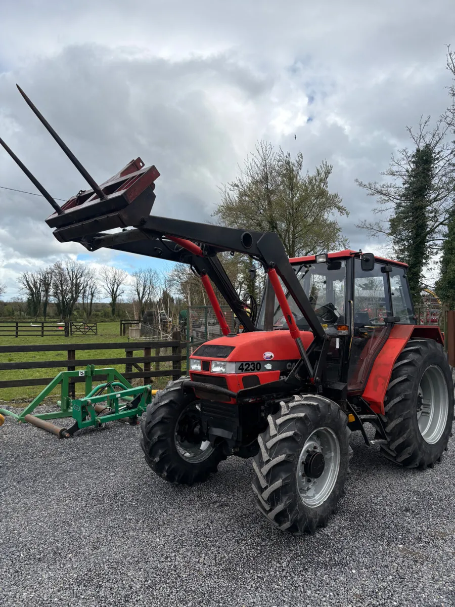 Case 4230 Tractor - Image 2