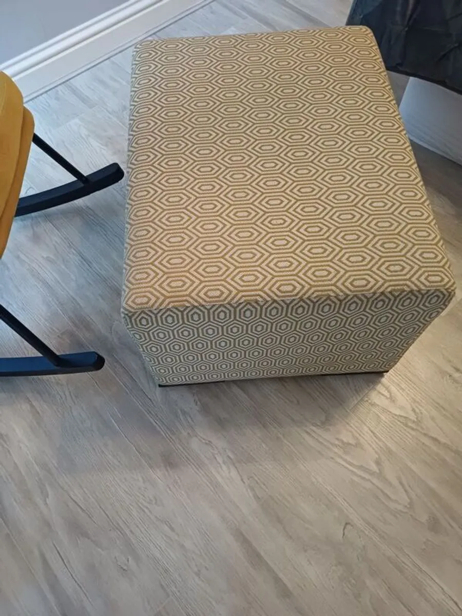 Rocking accent chair designer Kare with matching foot stool - Image 3